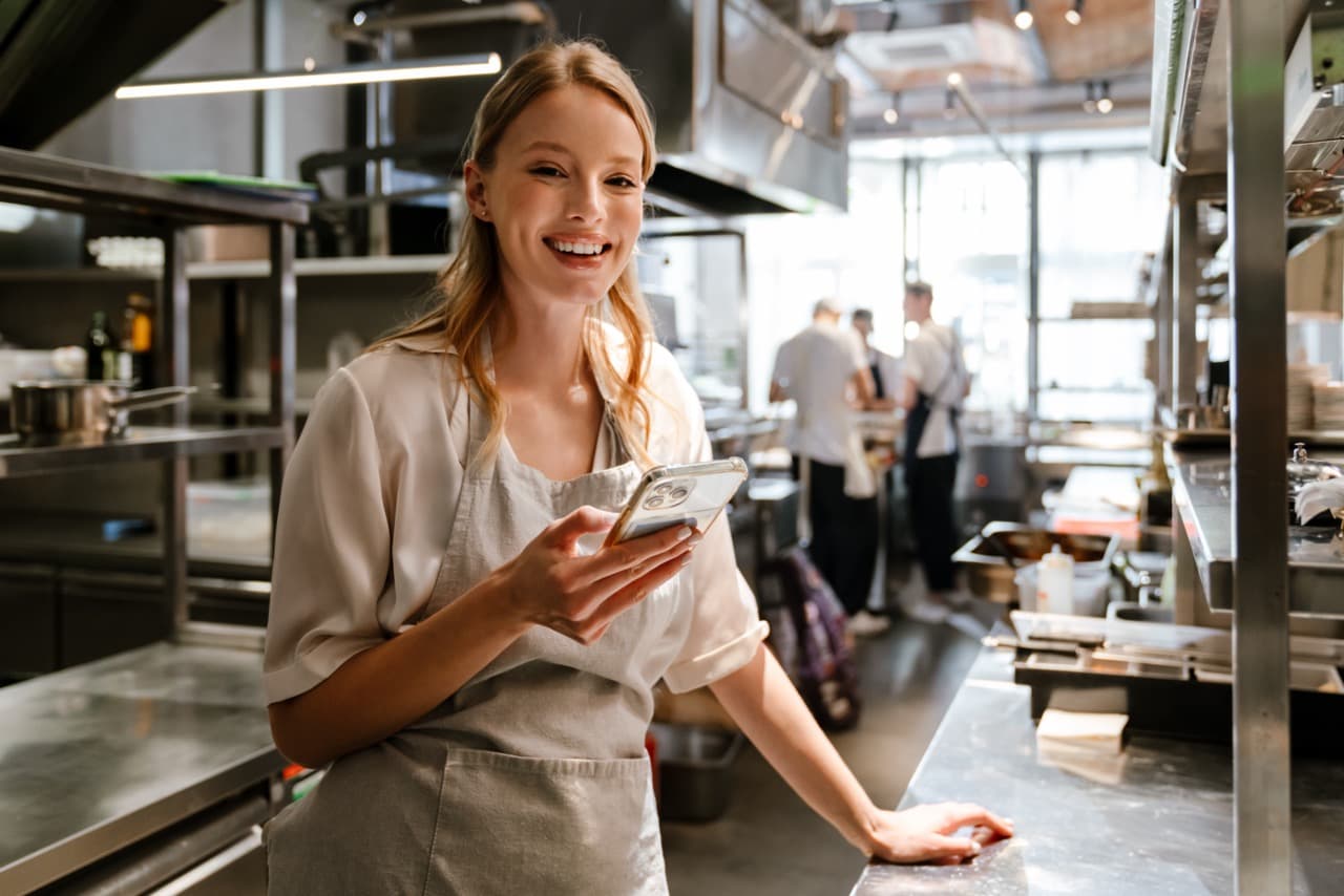 Chef passionné en cuisine préparant des plats